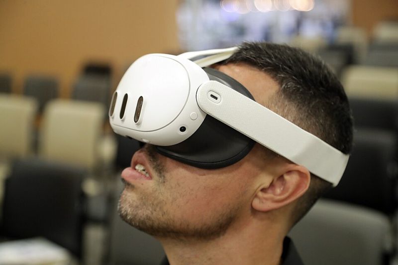 File:Virtual reality headset use.jpg