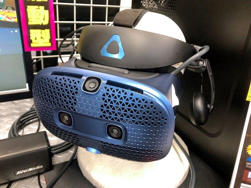 File:HTC Vive Cosmos.jpg