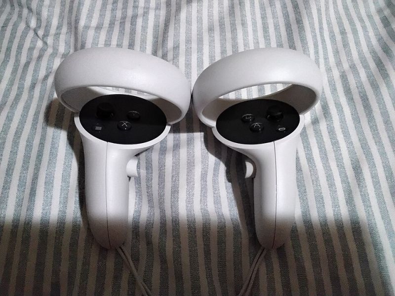 File:Quest 2 Controllers.jpg