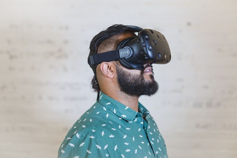 File:PC-powered VR headset.jpg